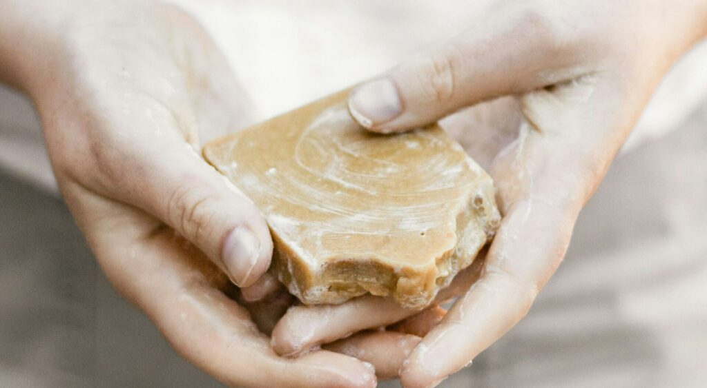 Mains tenant un savon d'Alep